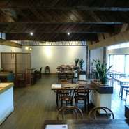 昭和30年代の木造建築の旅館　大宴会場だったところをカフェ風にリフォーム　珍しい天井の梁はそのまま。