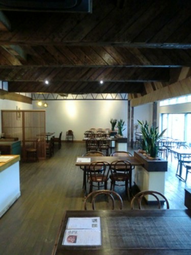 昔旅館だった趣を生かした広々とした店内