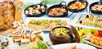 ガラス張りの光溢れる空間で自慢の和洋食ブッフェを堪能。味噌ソースで味わうオムレツや串カツ、きしめんなどの名古屋めしのほか、シェフが目の前で作る卵料理などを楽しめます。