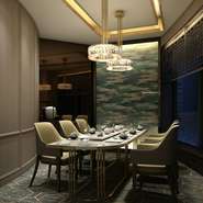 人数や目的にあわせて選べるので、接待や家族のお祝いなど、様々なシーンで利用できます。西側、東側の部屋ともに、18階からのすばらしい景色が広がり、リラックスして過ごせる個室です。