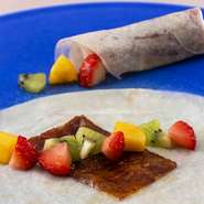 「ふかひれ」は乾燥のものを3日かけて戻し調理している日本でも数少ないレストランのひとつ。また、「北京ダック」は店舗に設置された専用かまどで香港焼味師が調理しています。