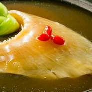 乾燥状態のふかひれを3日近くかけて戻しご提供しています。手間がかかる上に日持ちしないこともあり、日本でもこのようなやり方をしているお店は数少ないと思います。