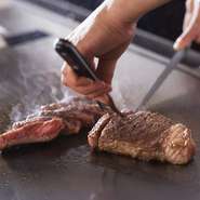 黒毛和牛、活伊勢海老、活あわびといった高級食材を目の前で焼き上げてくれる鉄板パフォーマンスは臨場感たっぷり。南蛮情緒ただようインテリアのなか、極上な時を過ごせます。