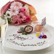 ディナーコースに追加できる「アニバーサリーオプションプラン」。ブーケ、グラスシャンパン、記念撮影、フォトフレーム、そして、デザートアレンジが付いた記念日を盛り上げるプランです。