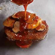 A5ランクの黒毛和牛とフォアグラを鉄板で焼き上げ、ペリグーというトリュフ入りのソースをかけてお召し上がりいただきます。高級食材を存分に楽しんでいただける究極の料理です。