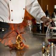 伊勢志摩や三重から直送している「活伊勢海老」は、鉄板で踊る様子もご覧いただきながら調理するので臨場感も楽しんでいただけます。また、本当にその時に採れた旬の野菜もご一緒にお楽しみいただいています。