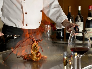 活きたままお出しする「活伊勢海老」「活あわび」と「旬の野菜」