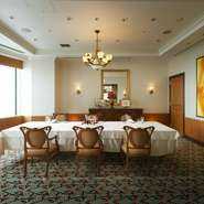 6～12名で利用できる個室は、地上210mに位置しており、眺望も抜群。ディナーだけでなくランチでも利用できるので、様々な会食のシーンで利用できます。