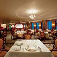 格調高い上質空間で過ごす時間は、大人だからこそ楽しめる特別な時間。誕生日や結婚記念日など特別な日のデートに、おしゃれをして出かけたいフレンチレストランです。シャンパン付きの特別プランもあります。