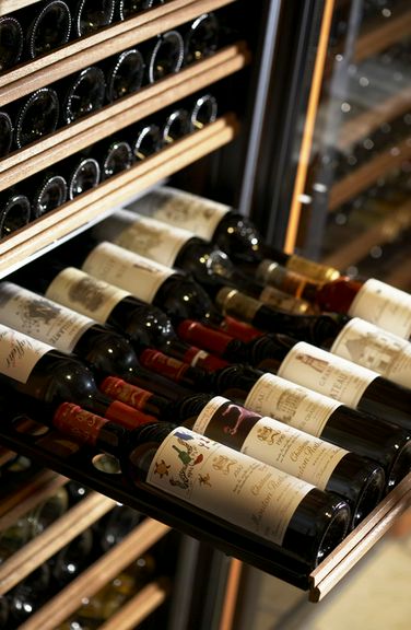 ソムリエが厳選した約300種類のボトルワイン