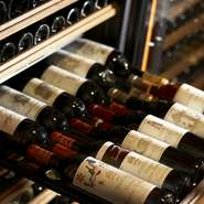 ソムリエが厳選した約300種類のボトルワイン