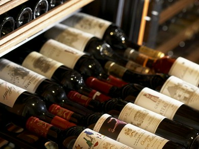 ソムリエが厳選した約300種類のボトルワイン