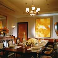 接待などのビジネスシーンから、結納や長寿のお祝いなどのご家族の行事、ご友人との同窓会など、様々なシーンで利用できる個室。窓からの眺望も素晴らしく、サービスも一流。晴れの日にも安心して利用できます。