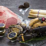 “メイユール ビジュ”とは、フランス語で『最高の宝石』。
食材の贅を尽くしたスペシャルコース。
風味、味わい、歯応えから見た目もお愉しみいただける宝石のような メニューの数々をぜひご賞味ください。