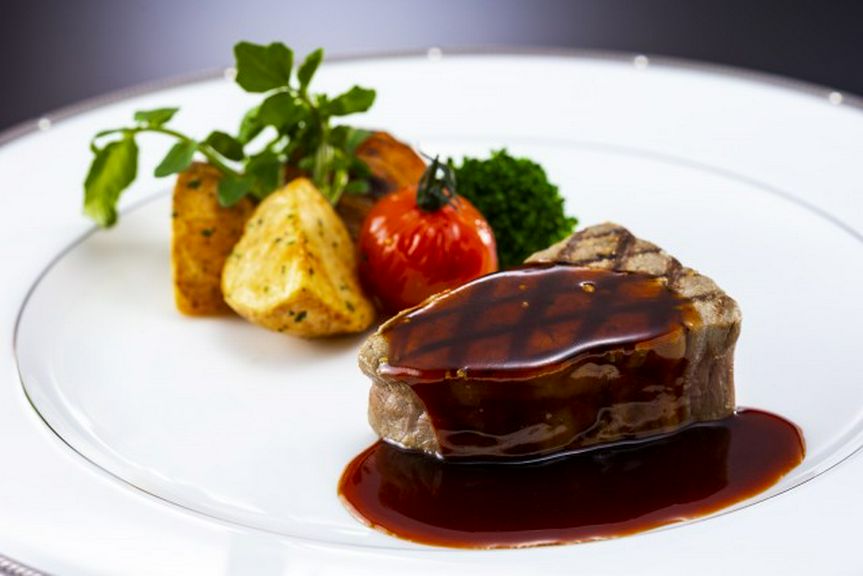 国産牛フィレ肉のソテー 温野菜添え