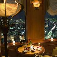 52階(地上210 m)のスカイラウンジからの夜景は絶景です。上品なヨーロピアン・エレガンスをコンセプトに統一した洗練された店内。はるかな都市の眺めを眼下に時間が経つのも忘れさせる寛ぎのひとときを。
