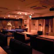 【営業時間】
 09:00～23:00　無休（お盆・年末年始休）
【対応人数】
着席80名／立食100名超まで
【総席数】
全82席。※会場アレンジは自由自在です。
テーブル（大×8、小×8）＆ソファー席（×64）／ハイテーブル（×3）＆ハイチェア（×18）
【会場面積】
フロアスペース約80m2（1フロアのみ）