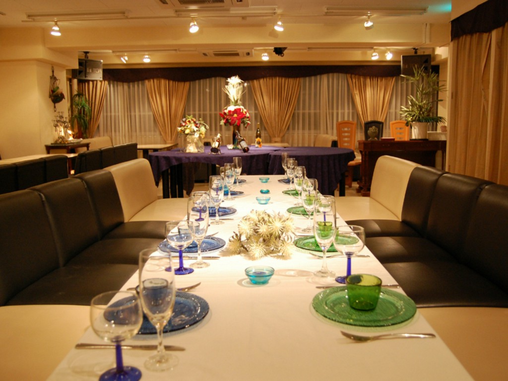 見渡しよい奥行きあるフロア。着席も立食も思いのまま！