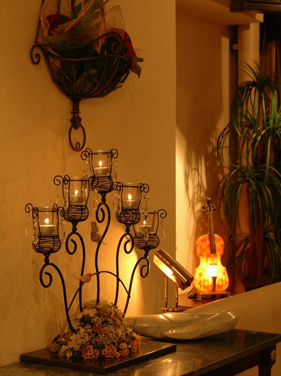 アンティークなオブジェの数々…ヨーロピアンテイストのサロン