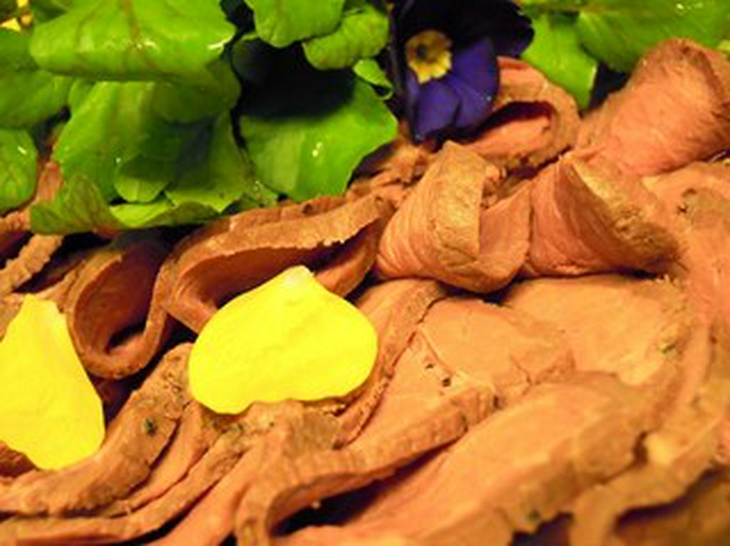 ローストビーフをダイナミックに食すのもパーティの醍醐味！