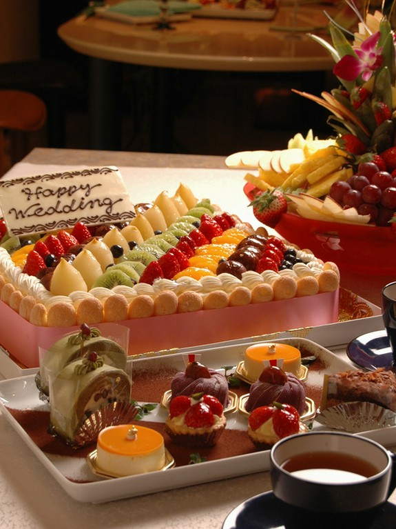 華やかなデザートビュッフェ、ブライダルには欠かせません！