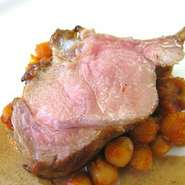 ミルクだけで育ったやわらかい仔牛を低温でじっくりと肉汁を逃さないようにロゼ色にローストしました。
