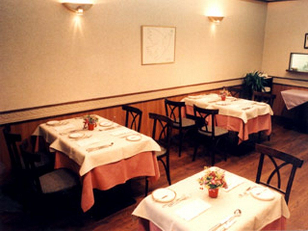 16席の小さなレストラン