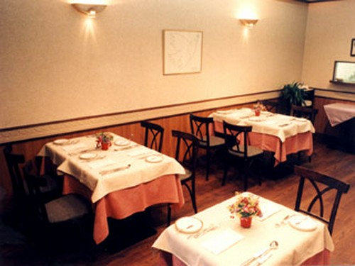 16席の小さなレストラン