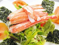 お野菜にズワイ蟹の身がのって…辛子醤油ドレッシングでどうぞ！