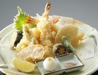 穴子、小鰯、海老、お野菜などを盛り合わせて…