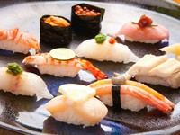 食欲をそそる特上ネタが勢ぞろいの鮮度抜群の一皿。特製ダレやポン酢、ゆず、塩などネタに合わせた一番おいしい調味でお召し上がりいただきます。