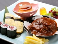 サラダ、ハンバーグ、フライドポテト、ゼリー、プリン、玉子にぎり（二貫）、鉄火細巻（三個）※おむすびにも変更できます