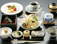 先付け・天ぷら・茶碗蒸し・白ご飯・ちりめん・汁物・香の物・デザート・珈琲