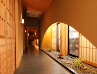 夜の宴を贅沢に、厳選料理を最高の景色を眺めながらゆったりとお楽しみください。