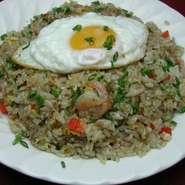 インドネシア語、マレー語で、nasiは「飯」、gorengは「揚げる」の意味である。実際には炒めて作るが英語の「fried rice」と同じ用法といえる。　