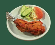 若鶏をスパイスで漬け込み、串刺しに