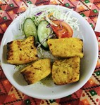 魚をスパイスで味付けしタンドールで焼いたもの