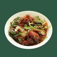 チキンと野菜を炒めた辛いカレー