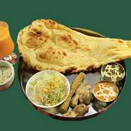 メニューよりお好きなカレー2種類ナンorライスレシミカバブ2psシークカバブ1psサラダ　スープ
370円までのソフトドリンクorデザート