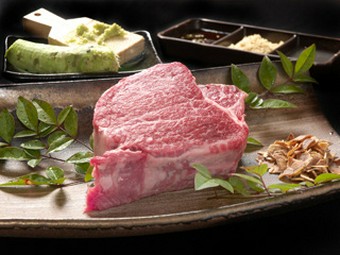 数量限定のシャトーブリアンです。ミディアムレアが最高です！私が美味しく焼きあげます（キャップ）！