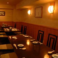 10名～26名様。人数で選べる個室はシンプルで落ち着いた雰囲気