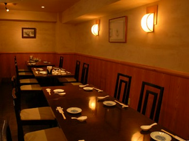 10名〜26名様。人数で選べる個室はシンプルで落ち着いた雰囲気