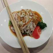 蒸し鶏と胡瓜の細切り　ピリ辛すりゴマソースがけ