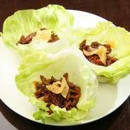 甜麺醤で炒めた牛をシャキシャキレタスに包んでいただく、本格中華ならではの一皿。ぜひ熱々のうちに！