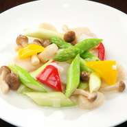 立派な生アスパラと季節の野菜、新鮮な魚介を炒めた彩り豊かな一皿は、シンプルな塩味なのにちゃんと中華。