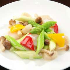 目にも美味しい『エビ、イカとアスパラの塩味炒め』