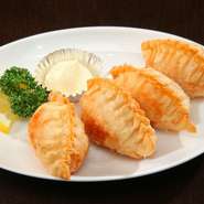 ぷりっぷりのエビ肉がぎっしり詰まったあげ餃子。噛んだ瞬間、口の中にエビの芳香が弾けます。