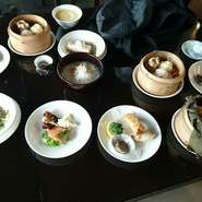 オードブル三種盛り、スープ、蒸し物三種盛り、揚げ物二種盛り、小菜干貝粥（干し貝柱入おかゆ）or 荷葉飯（ハスめし）、点心、デザート、コーヒー