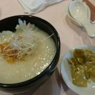 オードブル三種盛り、海鮮粥（エビ、イカ、干貝）、
蒸し物三種、ザーサイ、デザート、コーヒー