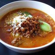 ベースは四川料理と言うだけあって、担々麺も絶品。爽やかな辛さと豊かな芳香にハマること間違いなしです。